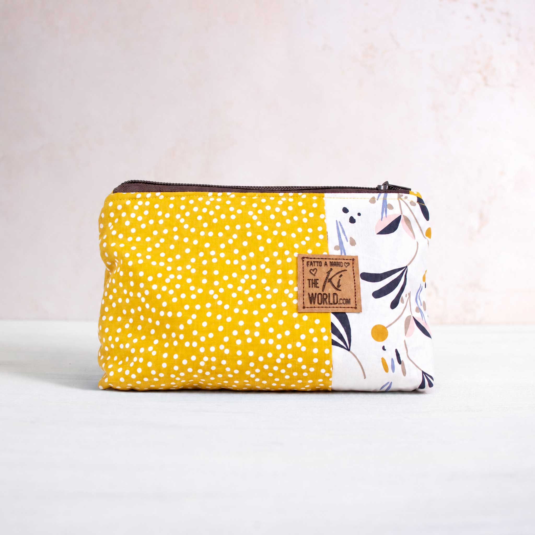 Pochette realizzata a mano con stoffe di recupero