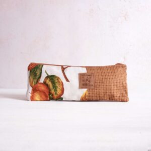 Astuccio cucito a mano realizzato a mano con stoffe recuperste. Idea regalo per maestre