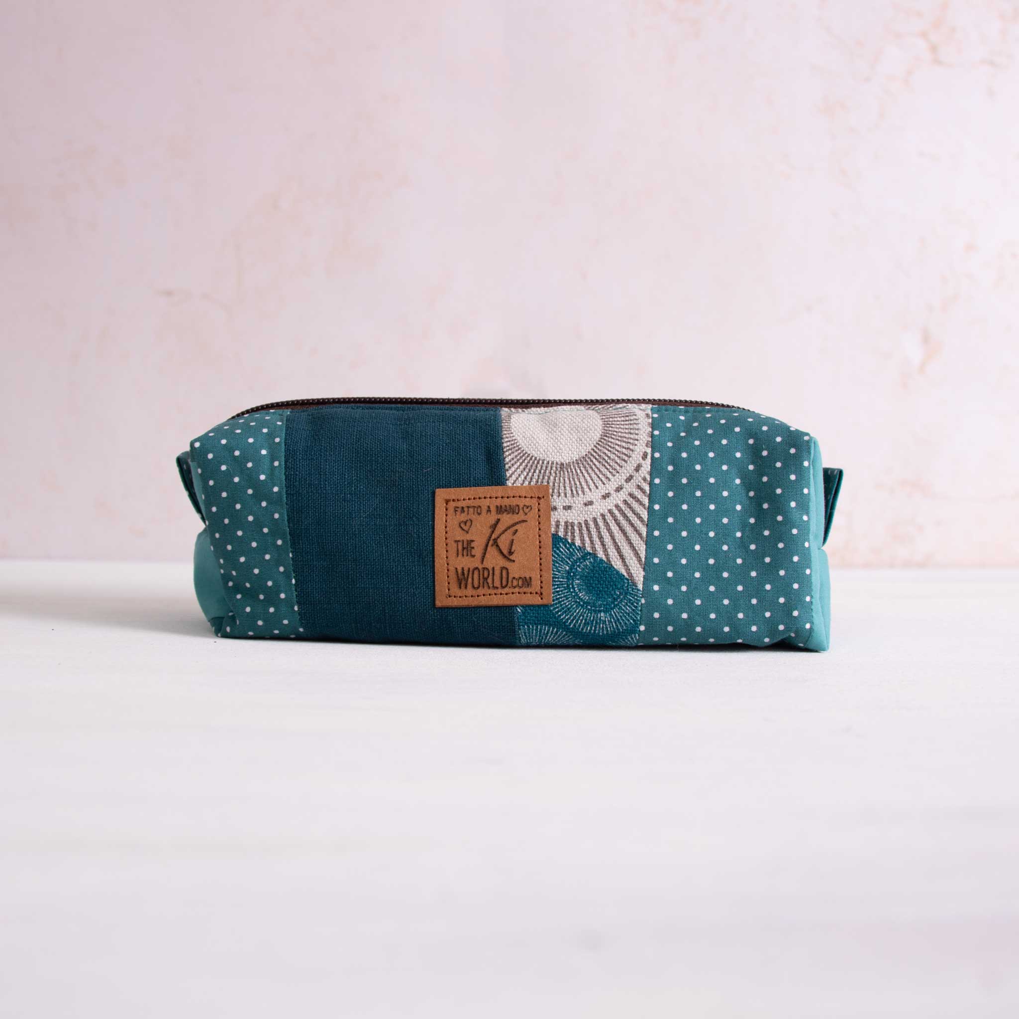 Astuccio cucito a mano realizzato a mano. Idea regalo per maestre