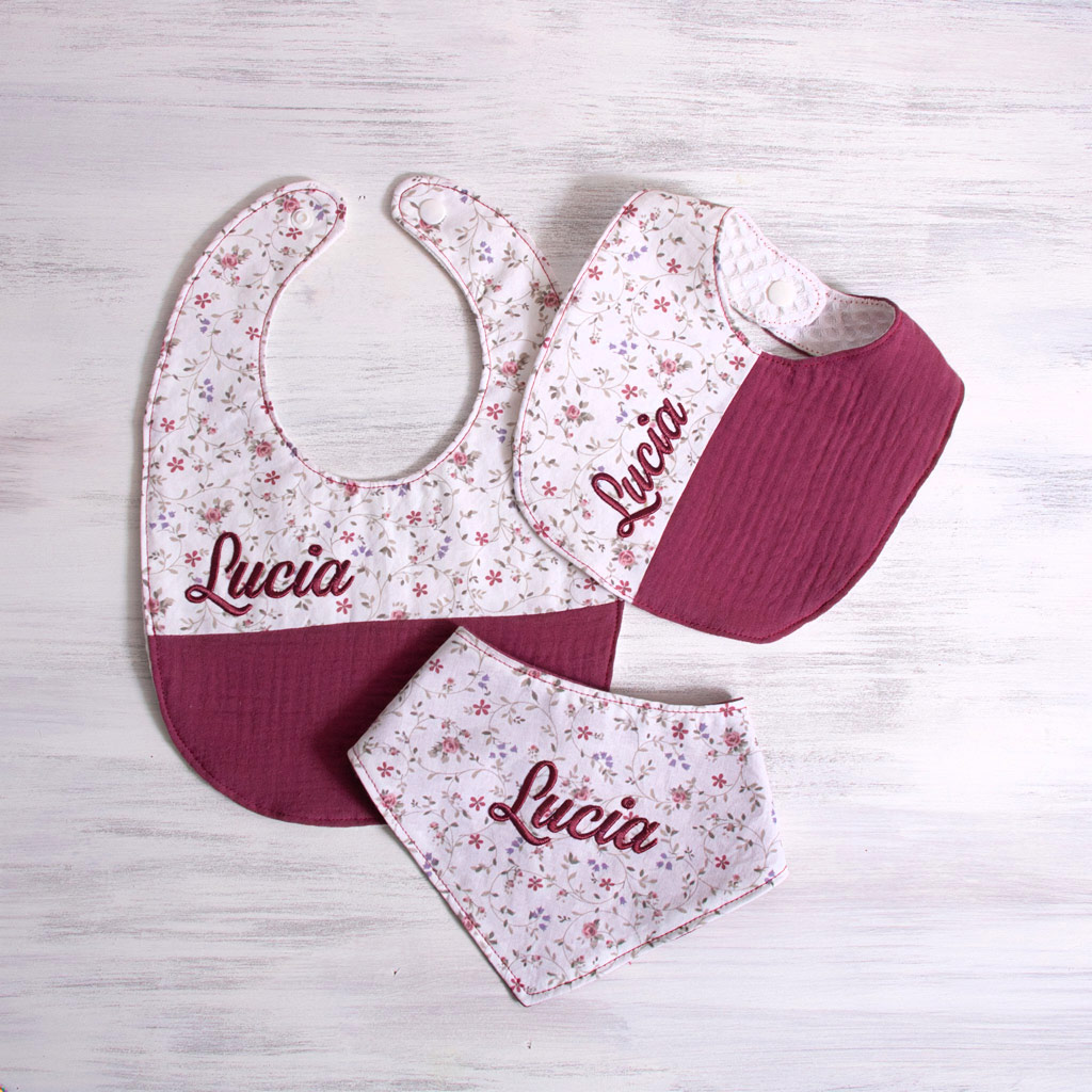 Set di bavaglini da bimba realizzati a mano con ricamo personalizzato