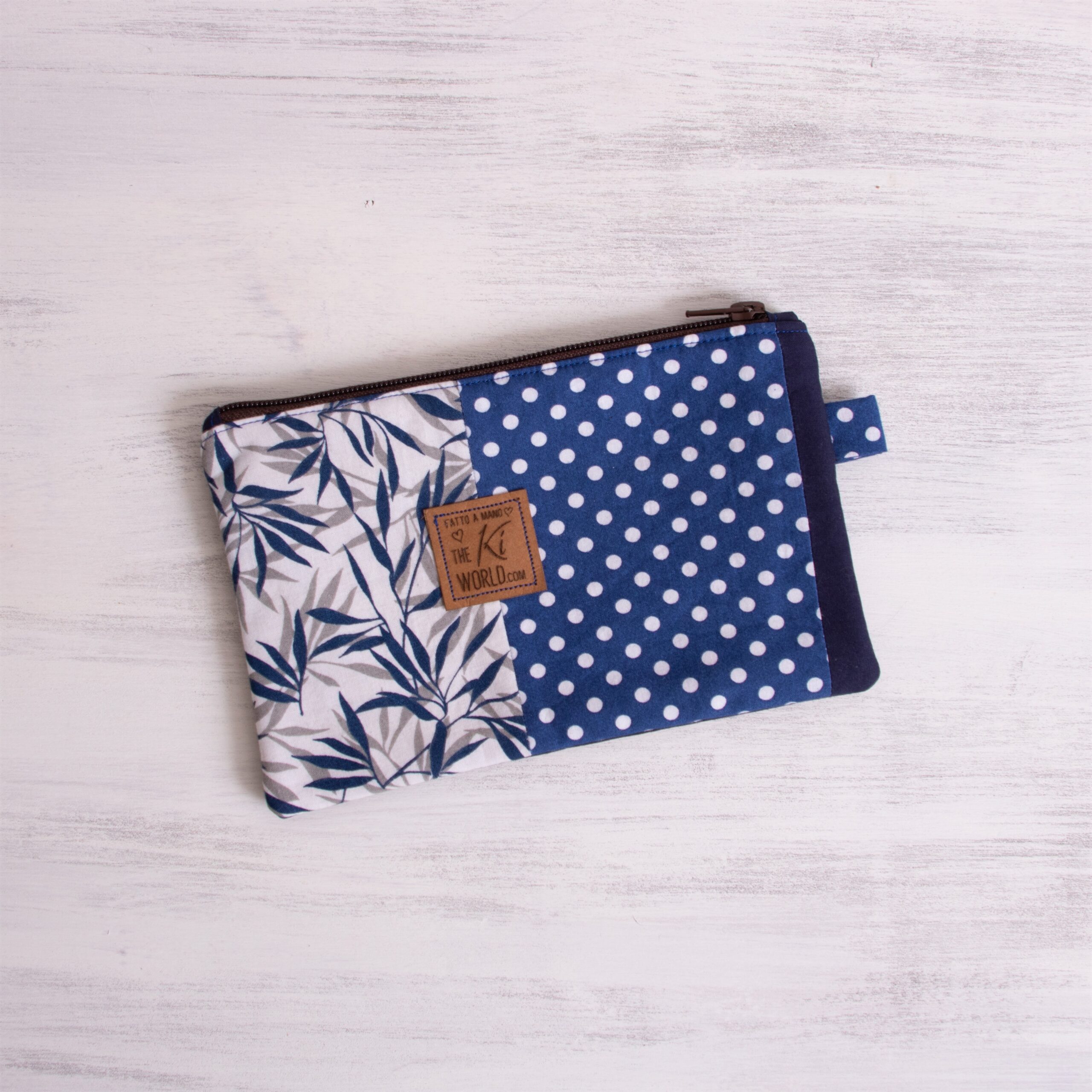 Pochette realizzata a mano con stoffe di recupero