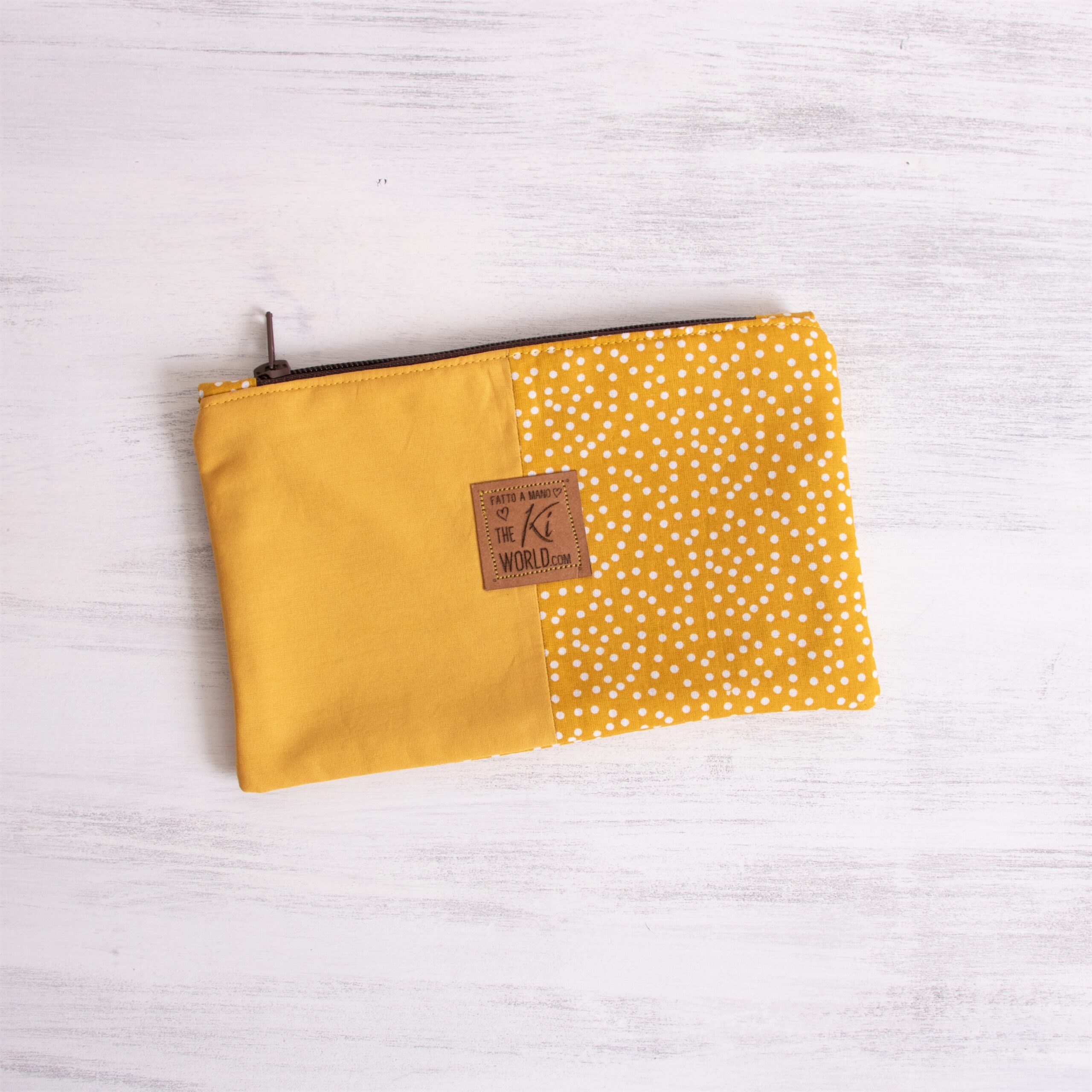 Pochette realizzata a mano con stoffe di recupero